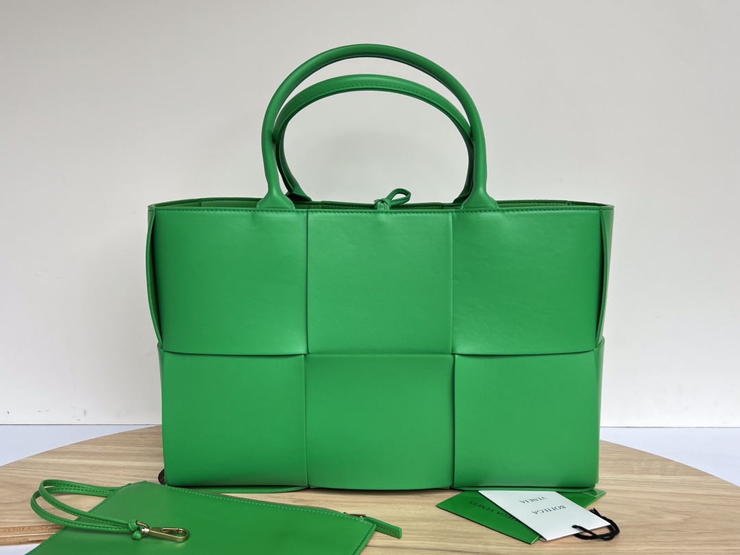 Medium Arco Intreccio Leather Tote Bag Parakeet